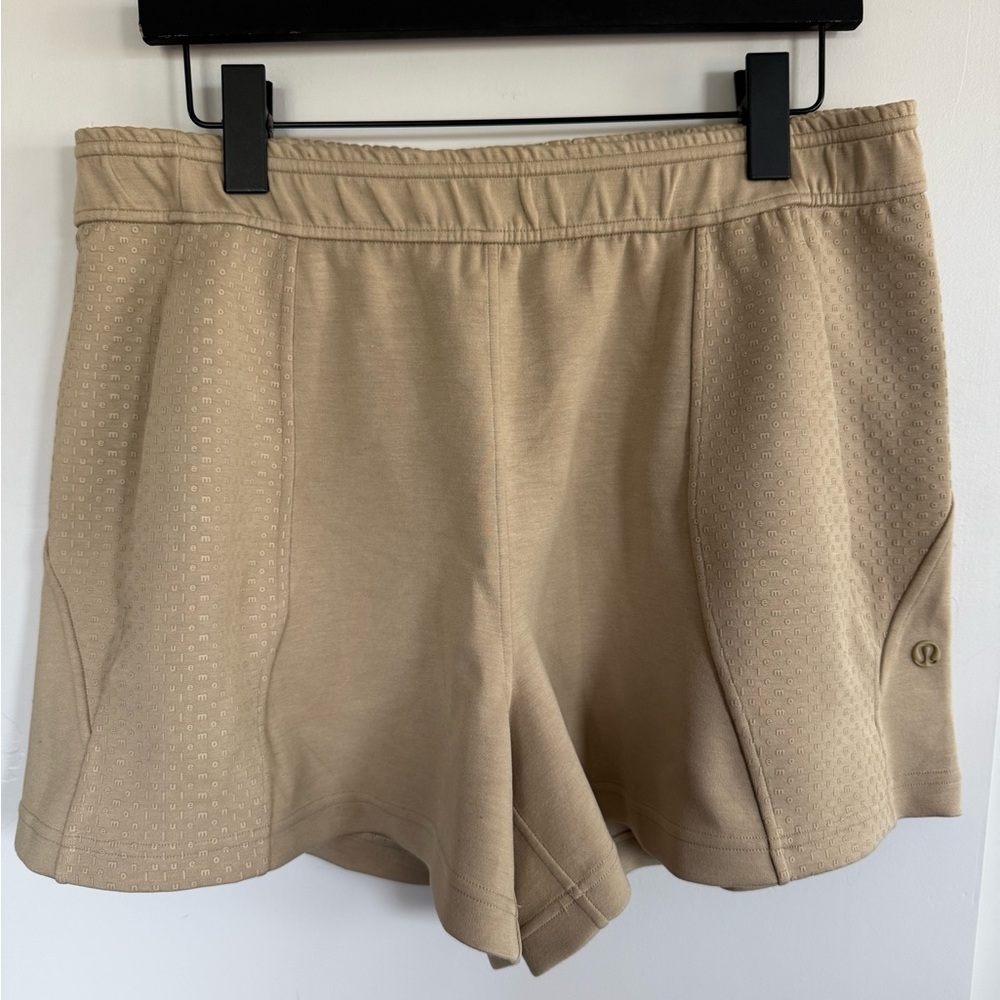 Lululemon Embossed Panel High-Rise Short 4" Size Large